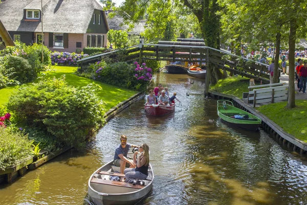 Fluisterboot huren in Giethoorn